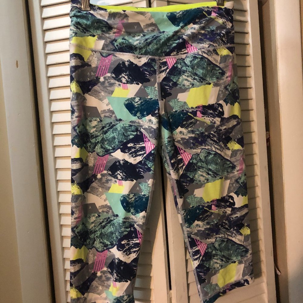 Victorias Secret VSX Sport Pant Womens Medium Multicolor Knockout Capri Crop